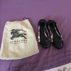 Burberry 61/2 flats! Beutiful almost new .